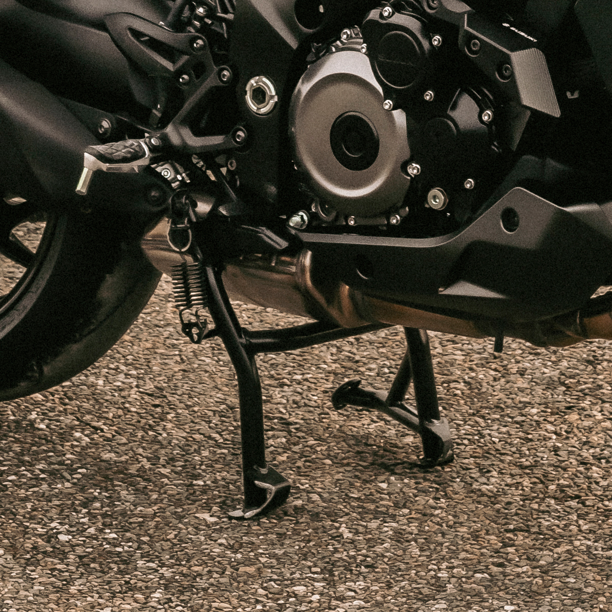 GSX750E　センタースタンド Center Stand (2024-2026) | Suzuki Motor USA, LLC